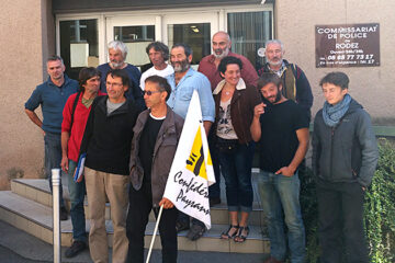 Devant le commissariat de police de Rodez